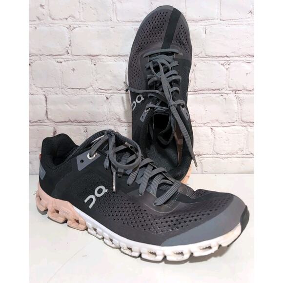 ON RUNNING Cloudflow Running Shoes Size 8 Women's Euro 39 Gray Black Pink - Picture 1 of 14